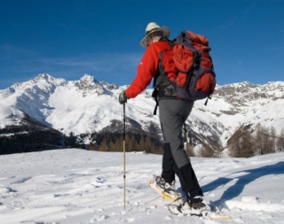 Promenade en raquettes a neige dans les Alpes